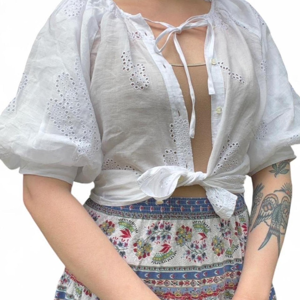 Frame eyelet puff sleeve blouse. Size Large